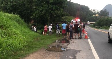 Homens morrem atingidos por raio em ponto de ônibus durante tempestade no ES