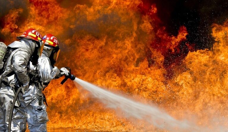 Incêndio atinge comunidade ao lado da Marginal Tietê e pista é interditada