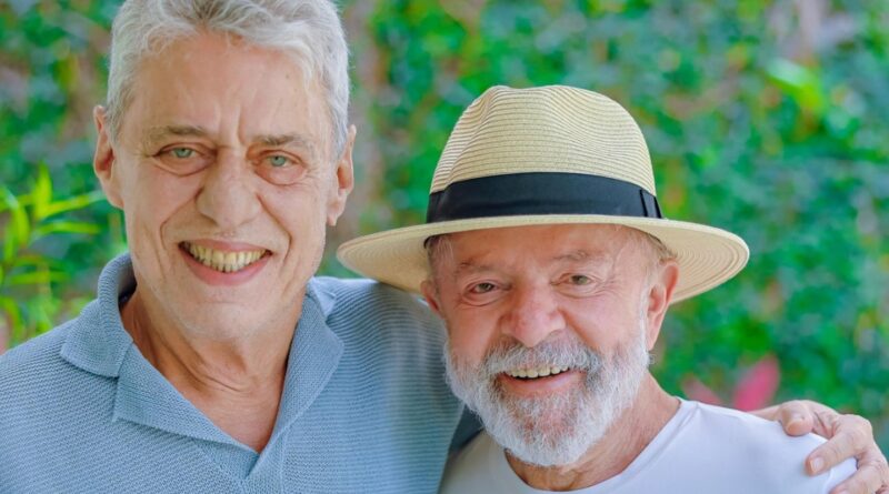 Lula recebe visita de Chico Buarque em São Paulo