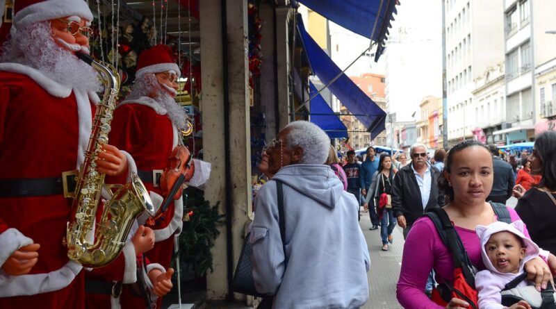 Mais paulistanos pretendem dar presentes neste Natal, diz FecomercioSP