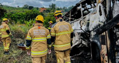 Mortes confirmadas no acidente em rodovia de Minas chegam a 38