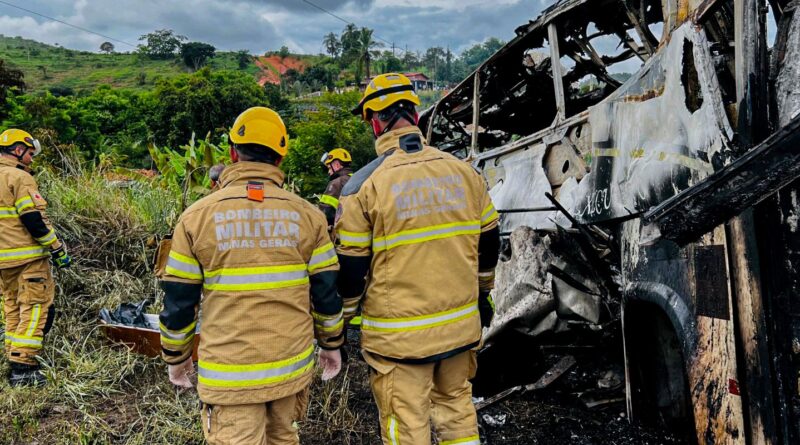 Mortes confirmadas no acidente em rodovia de Minas chegam a 38