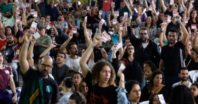 Novo estatuto de servidores avança, e professores do Rio mantêm greve