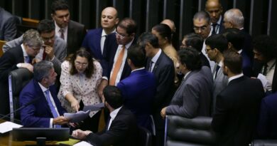 PEC de corte de gastos é aprovado em dois turnos na Câmara