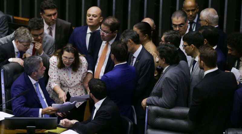 PEC de corte de gastos é aprovado em dois turnos na Câmara