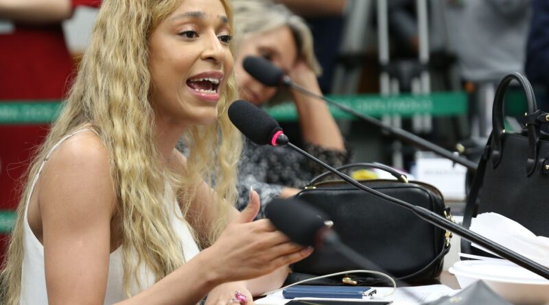 PGR denuncia deputado por injúria contra Erika Hilton