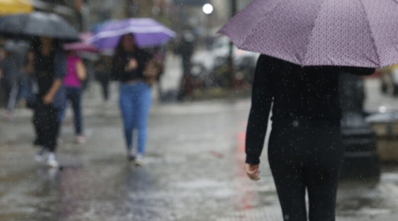 Pancadas de chuva atingem litoral sul e região metropolitana de SP