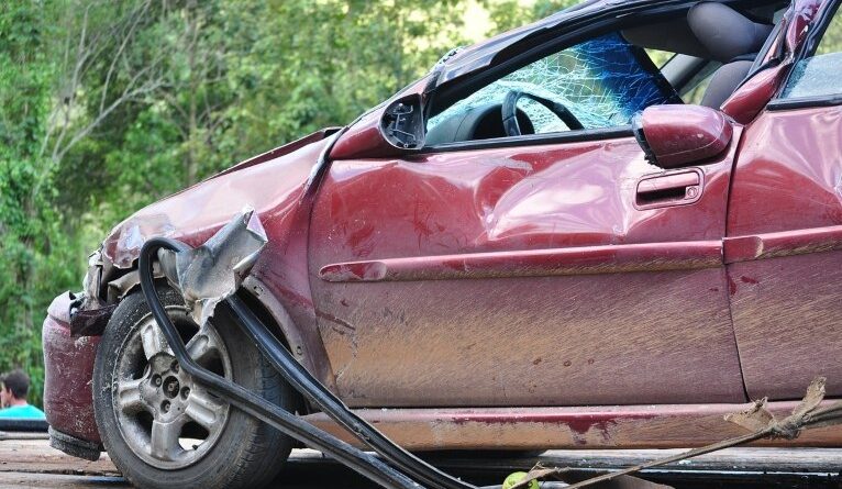 Polícia procura motorista que atropelou e arrastou jovem; suspeito fugiu sem prestar socorro