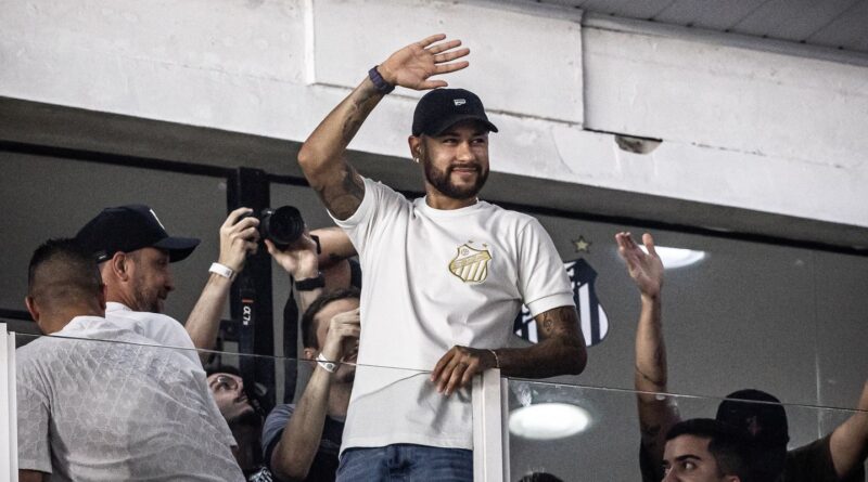 Atacante Neymar anuncia retorno ao Santos