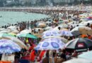 Banho noturno na orla do Rio atrai cariocas e turistas no calorão