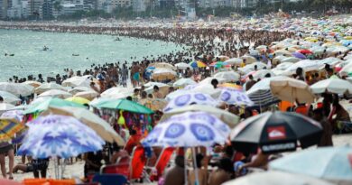 Banho noturno na orla do Rio atrai cariocas e turistas no calorão