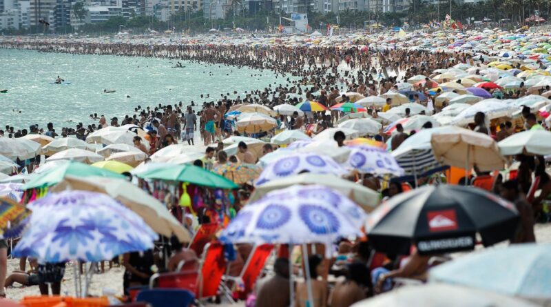 Banho noturno na orla do Rio atrai cariocas e turistas no calorão