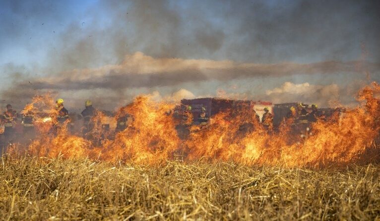 Bombeiros lutam contra novos focos de incêndio em Los Angeles nesta quinta-feira (23)