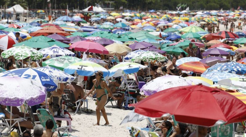 Calor de 39 graus deixa as praias lotadas no Rio de Janeiro