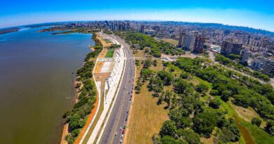 Chuvas paralisam circulação de ônibus e trens em Porto Alegre