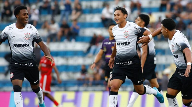 Em busca de 12º título da Copinha, Corinthians bate o Rio Branco