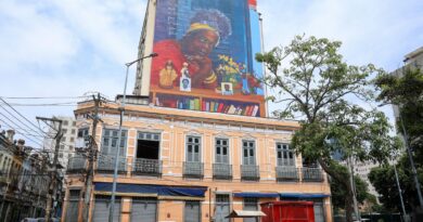 "Flores em vida": Mural gigante homenageia Conceição Evaristo no Rio