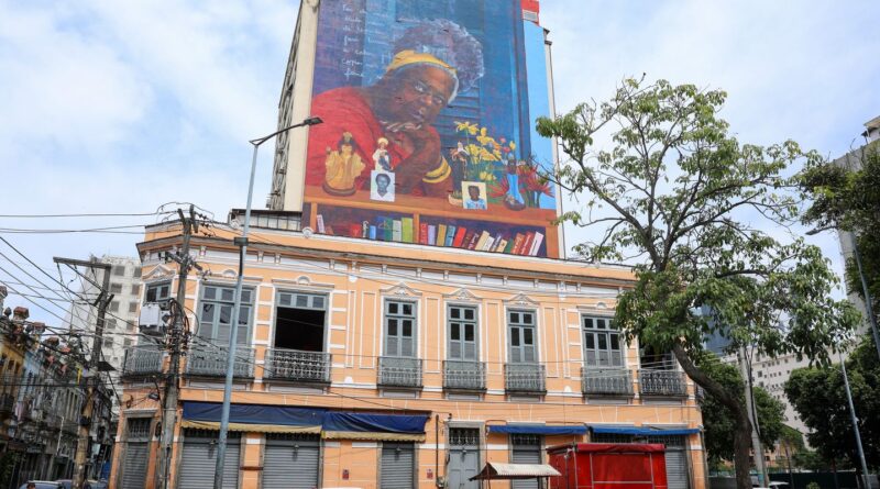 "Flores em vida": Mural gigante homenageia Conceição Evaristo no Rio