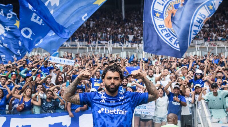 Gabigol é apresentado pelo Cruzeiro em um Mineirão lotado