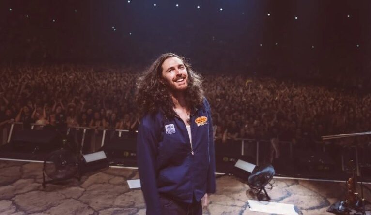 Hozier anuncia shows no Brasil; confira datas e locais