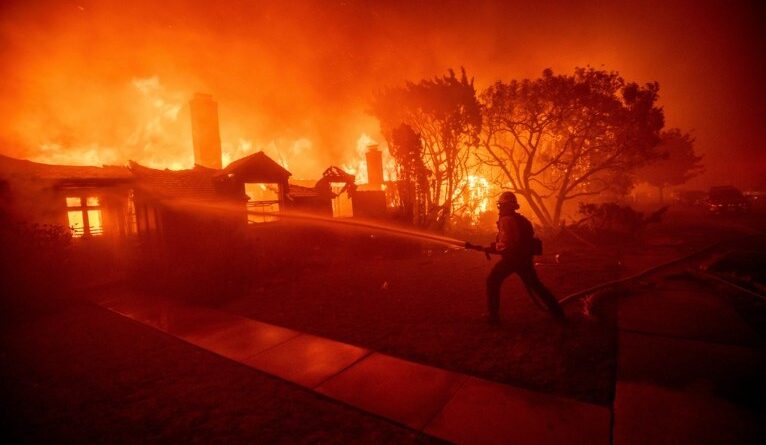 Incêndios florestais em Los Angeles deixam ao menos cinco mortos