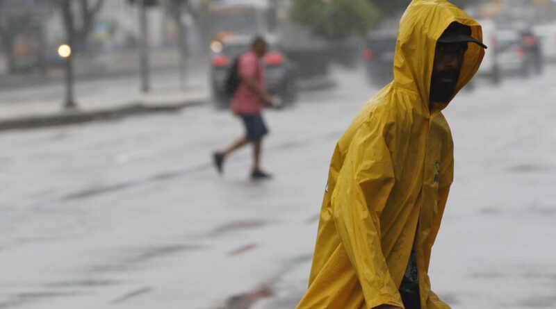 Inmet emite alerta vermelho para chuvas em Minas, SP e Rio