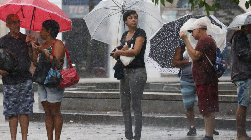 Inmet faz alerta para chuvas intensas em grande parte do país