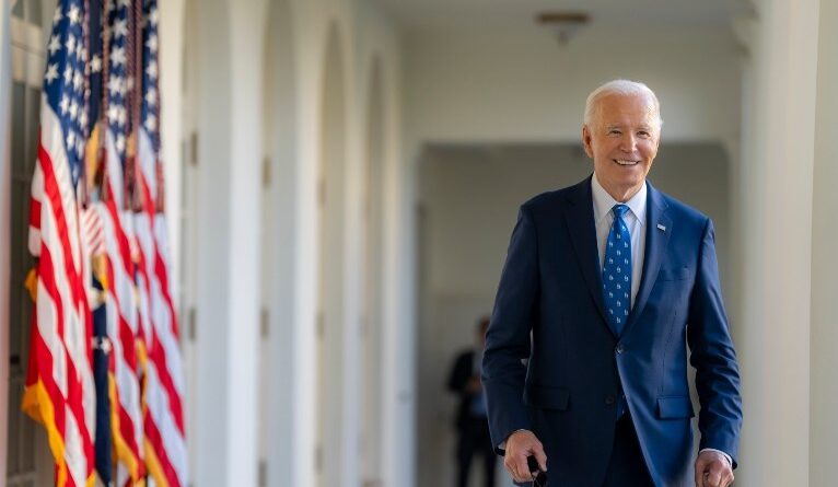 Joe Biden concede máxima honraria civil a Hillary Clinton, Messi e outras personalidades