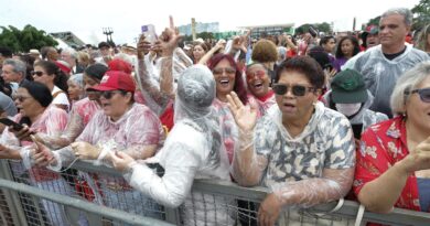 Manifestantes comemoram democracia na Praça dos Três Poderes