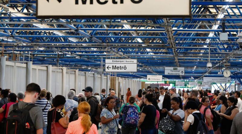 Metrô de SP retoma operação após alagamento de estação