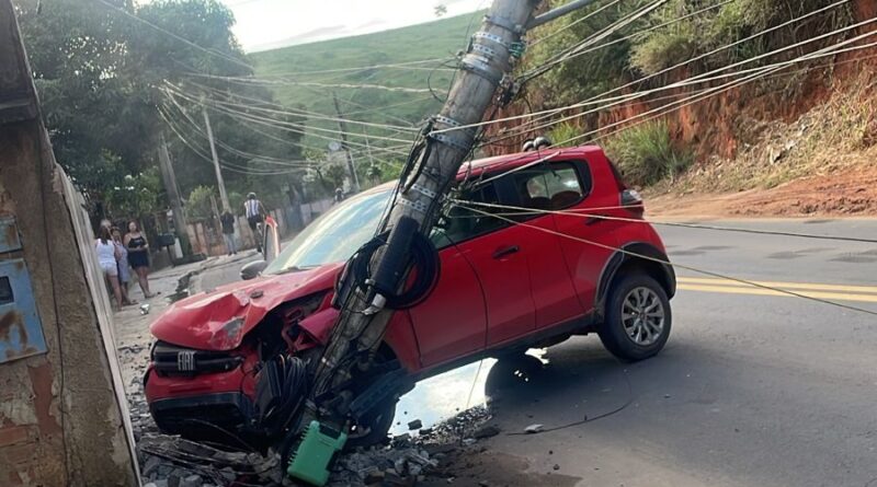 Mulher fica ferida após carro que saiu de MG desviar de cão e arrancar poste em Nova Venécia