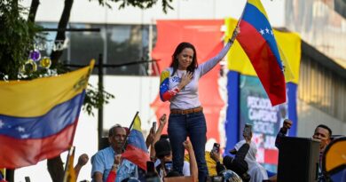 Notícia da prisão de Corina, logo desmentida, tensiona posse de Maduro