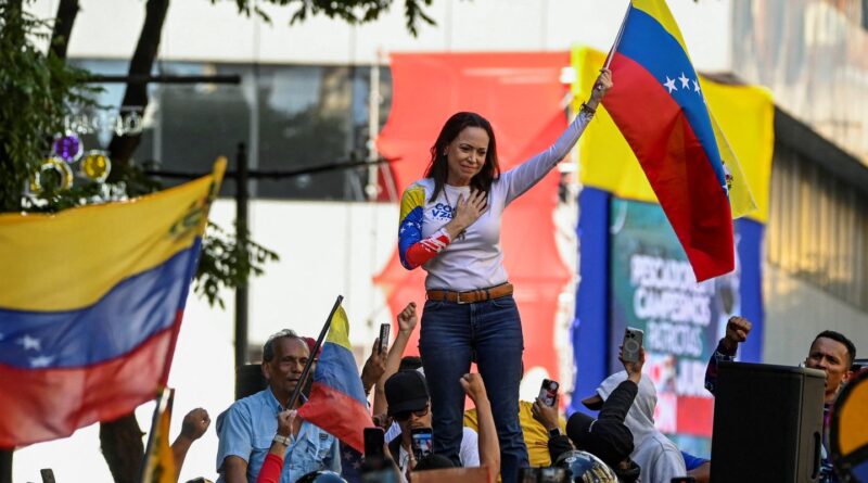 Notícia da prisão de Corina, logo desmentida, tensiona posse de Maduro