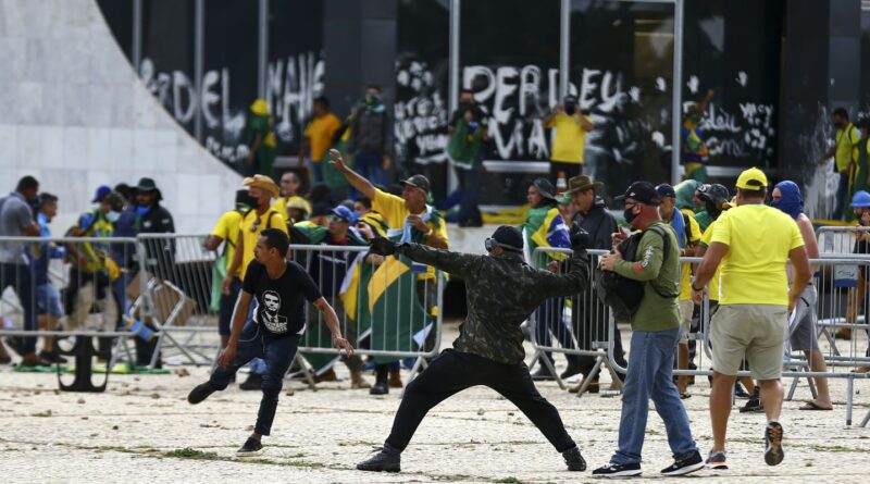 Para psicanalistas, ataque do 8/1 foi movido por revolução imaginária