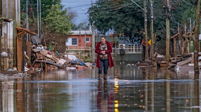 Ponte de contêineres é destruída no Rio Grande do Sul