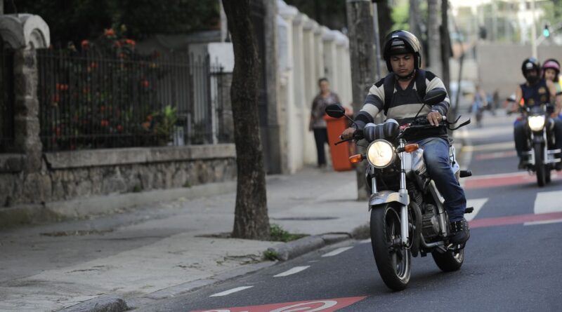 Prefeitura de SP não autoriza 99 a transportar passageiros em motos