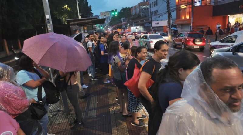 São Paulo tem ruas e estação do Metrô alagadas após fortes chuvas 