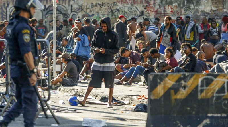 Usuários deixam Cracolândia por violência, mas vão para outros locais