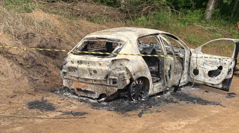 VÍDEO - Carro com corpo dentro é encontrado incendiado no Noroeste do Espírito Santo