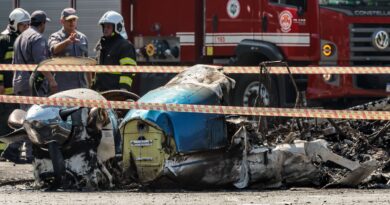 Aeronave colidiu em árvore antes de atingir ônibus em São Paulo