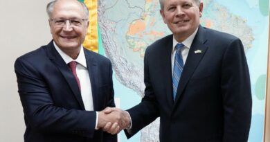 Alckmin recebe senador americano aliado de Trump