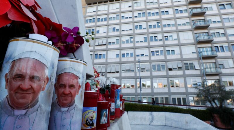 Após crise respiratória, Papa Francisco recebe transfusão de sangue