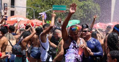 Blocos de rua gratuitos são atração preferida de quem curte carnaval