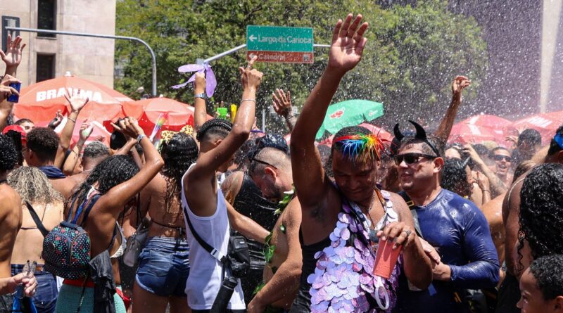 Blocos de rua gratuitos são atração preferida de quem curte carnaval