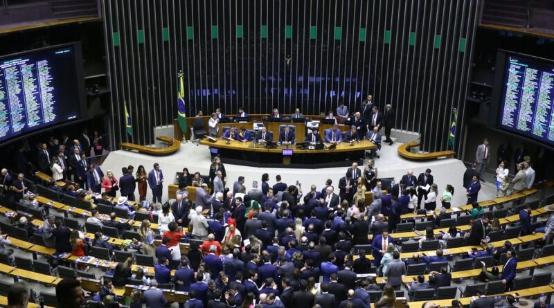 Candidatos à presidencia da Câmara discursam em plenário