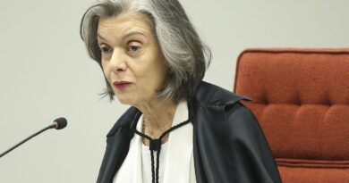 Cármen Lúcia mantém investigação contra Bolsonaro