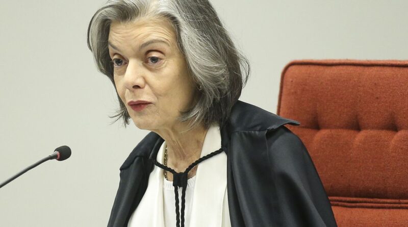 Cármen Lúcia mantém investigação contra Bolsonaro