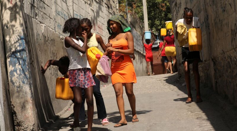 Crianças no Haiti relatam adesão a gangues por fome e medo, diz ONG