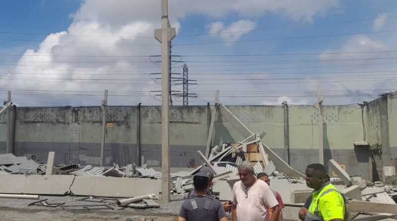 Desabamento de galpão deixa quatro feridos em Santos