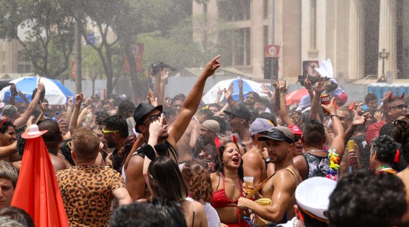 Domingo de blocos no Rio tem Fogo e Paixão e Gigantes da Lira